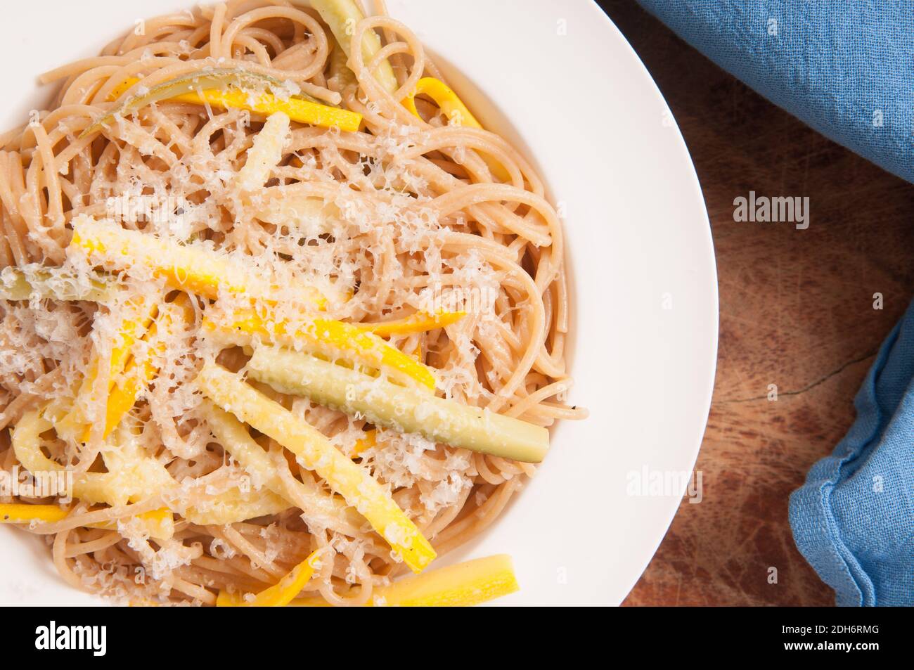 zucchine vegane su tagliatelle senza glutine con pomodoro Foto Stock