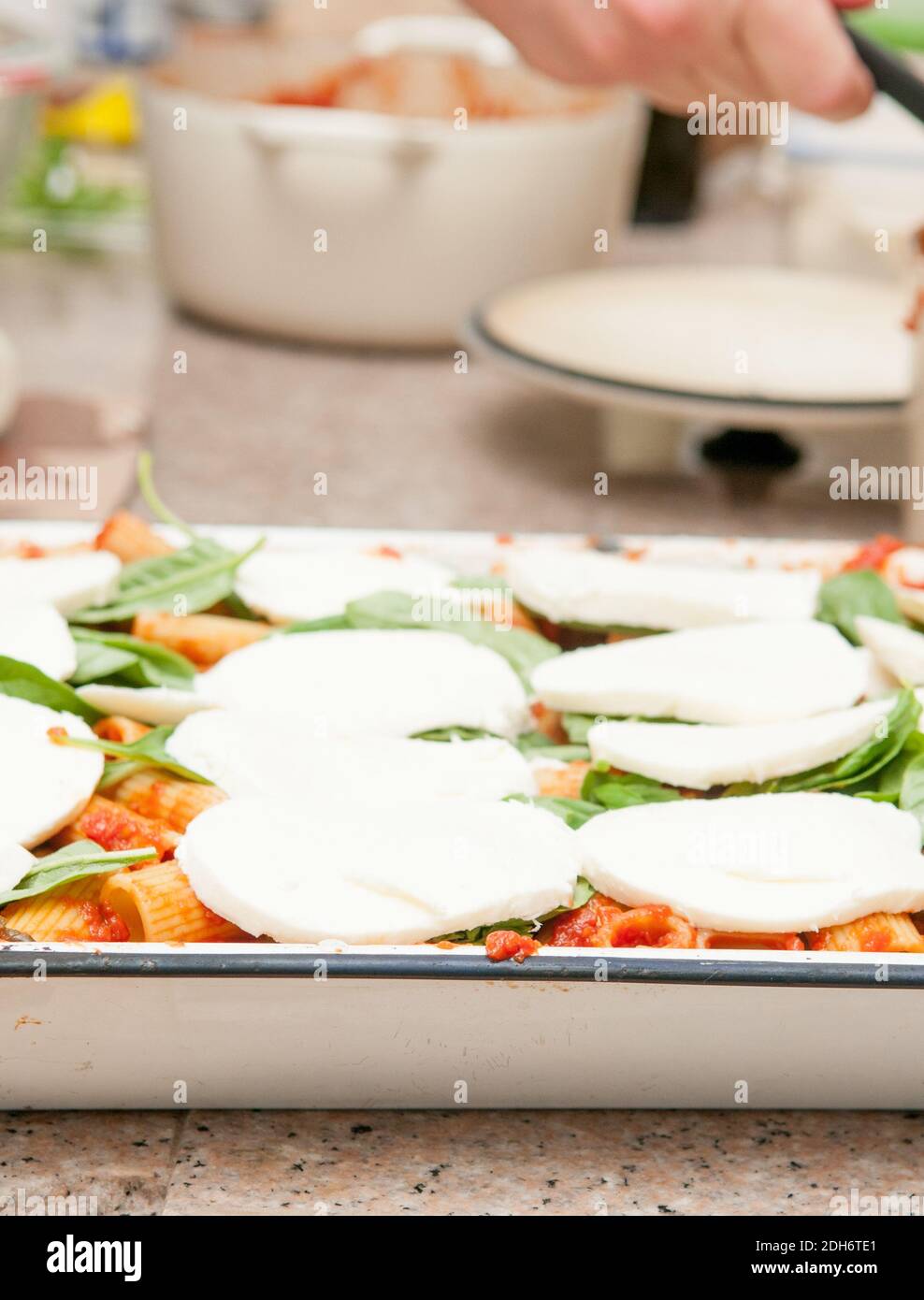 polpette e rigatoni affumicati in bocconcini e basilico Foto Stock