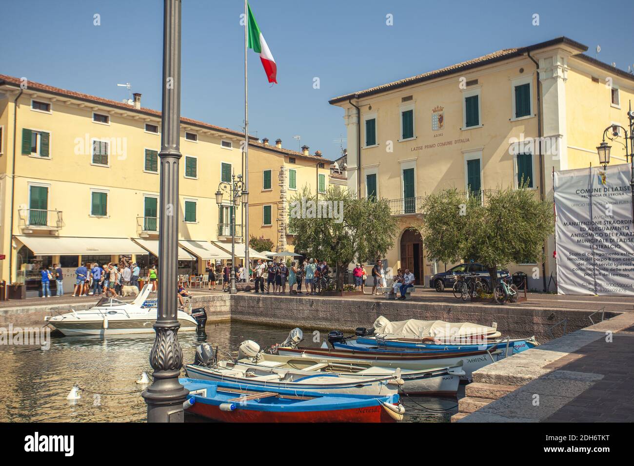 Dogana Veneta e Porticciolo a Lazise, in Italia con barche colorate 18 Foto Stock