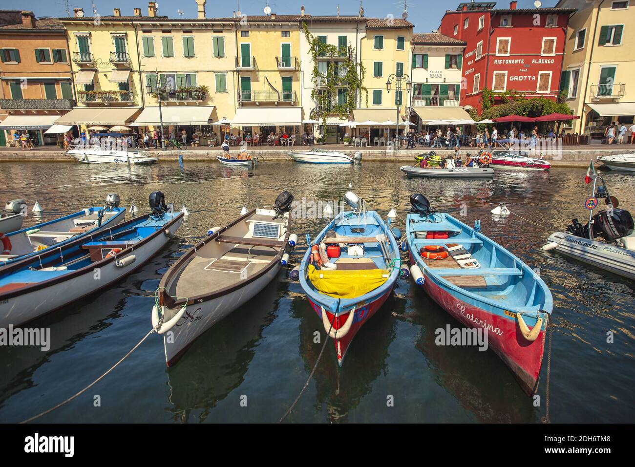 Dogana Veneta e Porticciolo a Lazise, in Italia con barche colorate 7 Foto Stock