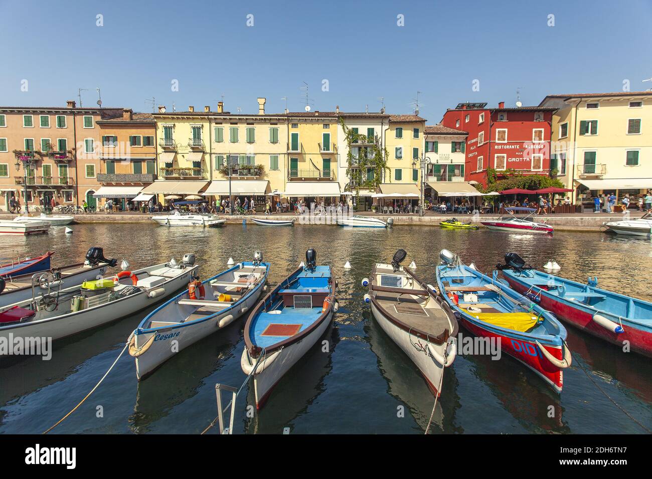 Dogana Veneta e Porticciolo a Lazise, in Italia con barche colorate 16 Foto Stock