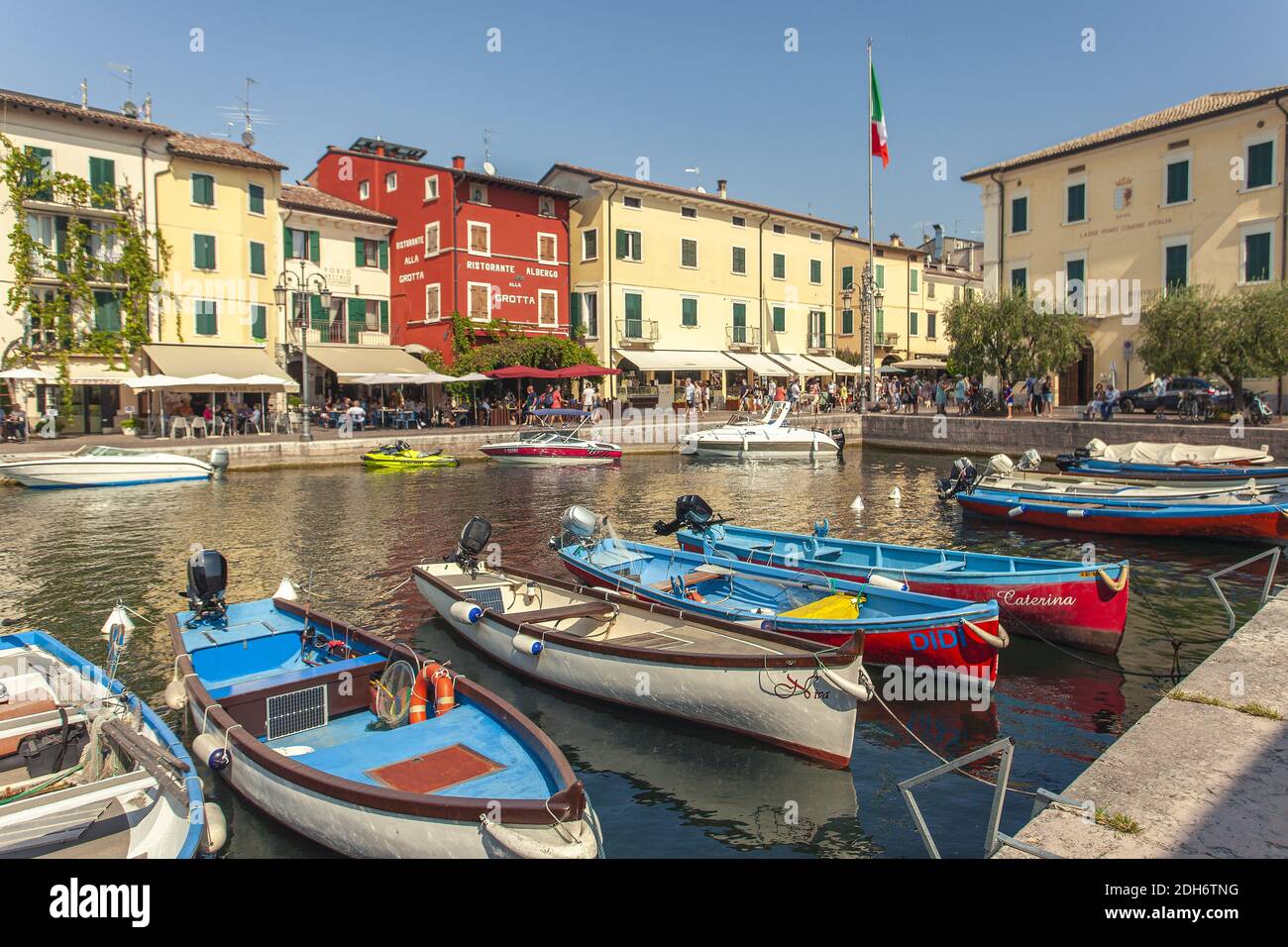 Dogana Veneta e Porticciolo a Lazise, in Italia con barche colorate 10 Foto Stock