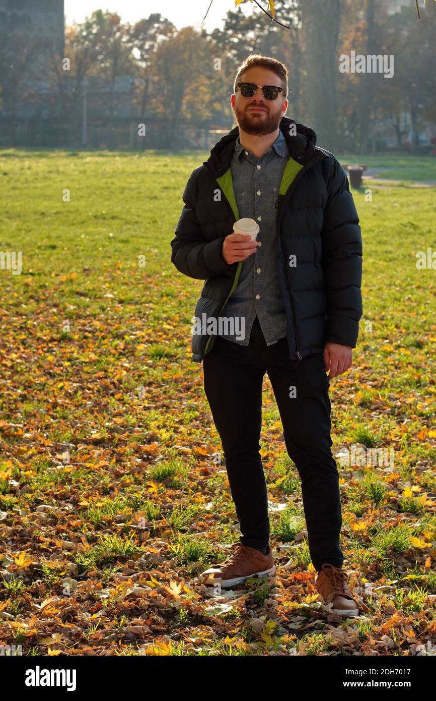 Ritratto di bel giovane nel parco - scenario autunnale Foto Stock