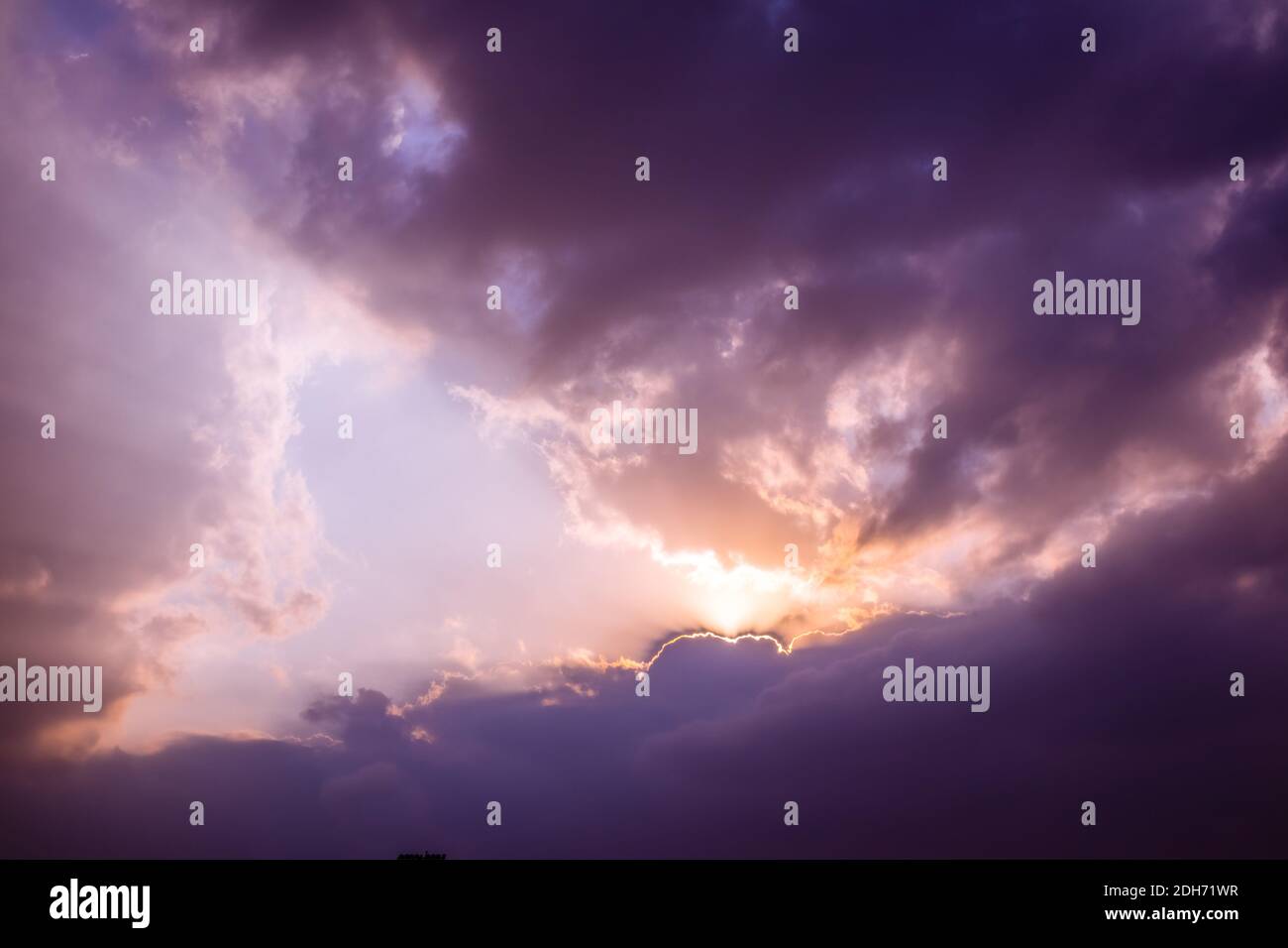 Drammatiche e minacciose nuvole di cielo si innalzano dopo la pioggia tropicale tuono tempesta con sole luminoso, Abu Dhabi - Emirati Arabi Uniti Foto Stock