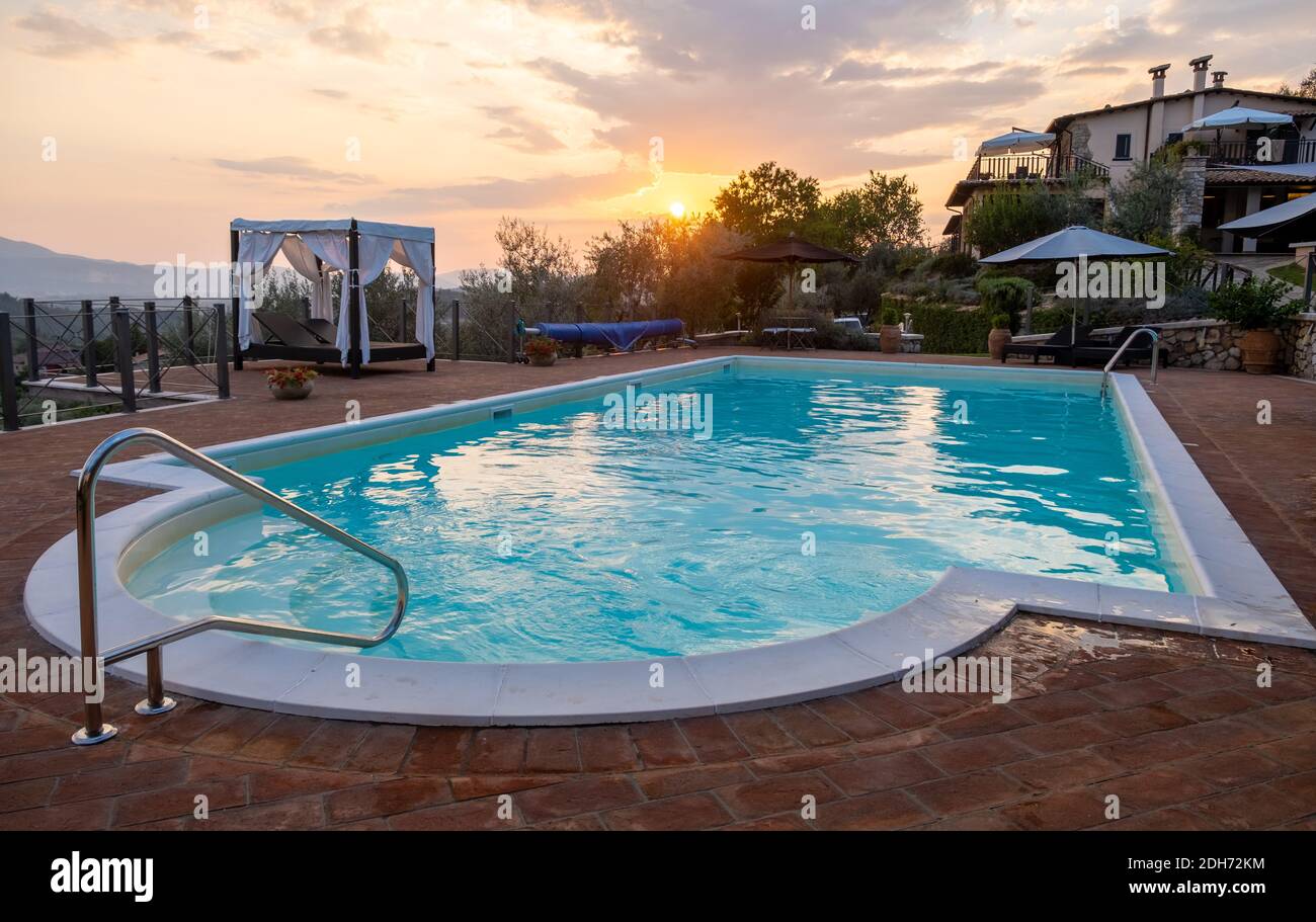 Casa di campagna di lusso con piscina in Italia, coppia in vacanza in villa di lusso in Italia, Foto Stock