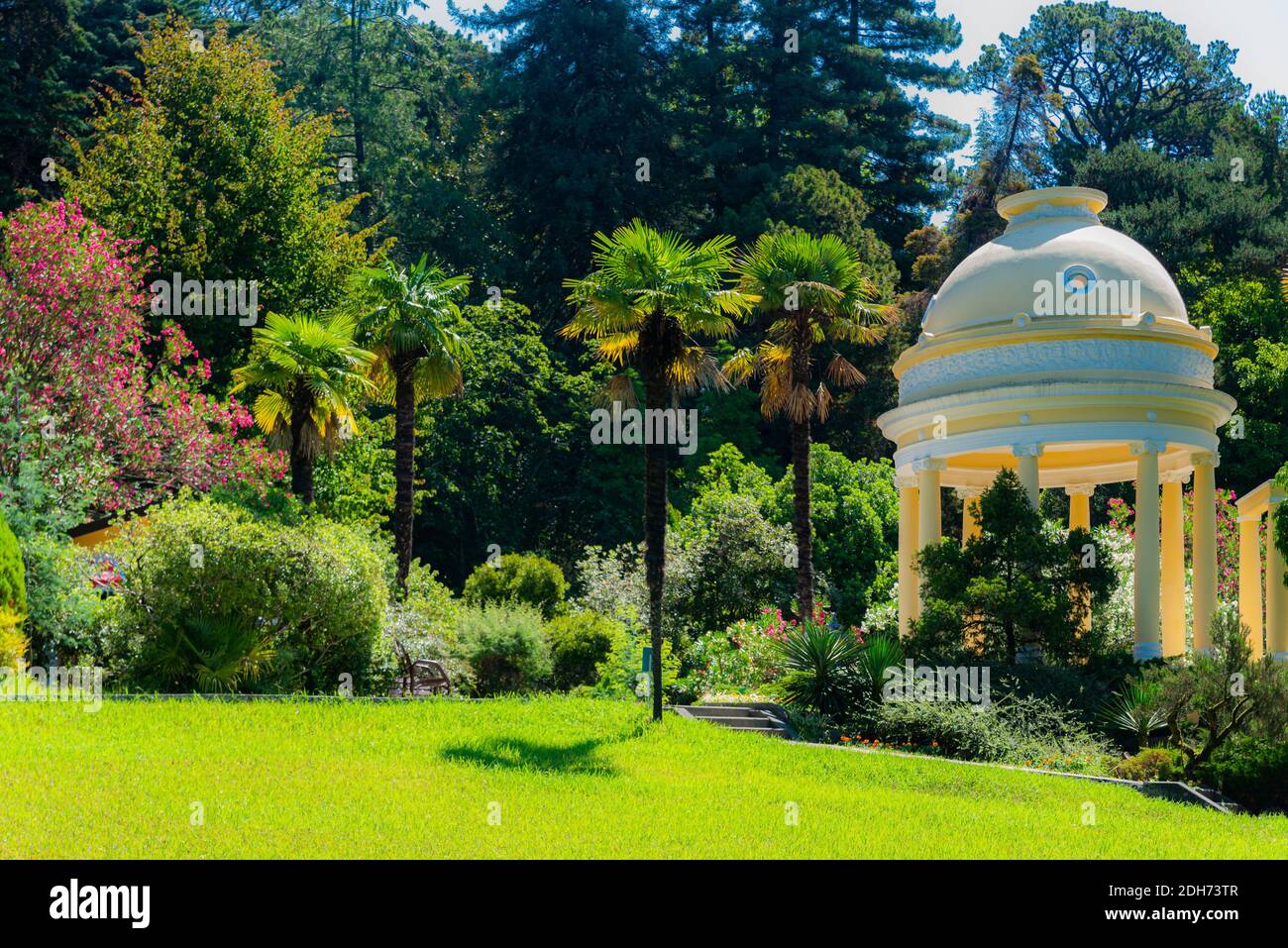 Rotonda in un parco. Giardinaggio e design paesaggistico in luogo pubblico relax. Parco Arboretum. Foto Stock