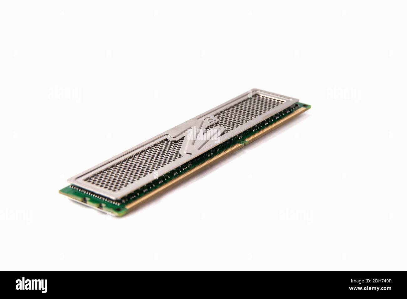 RAM per PC, isolata su bianco. Primo piano del modulo di memoria Foto Stock