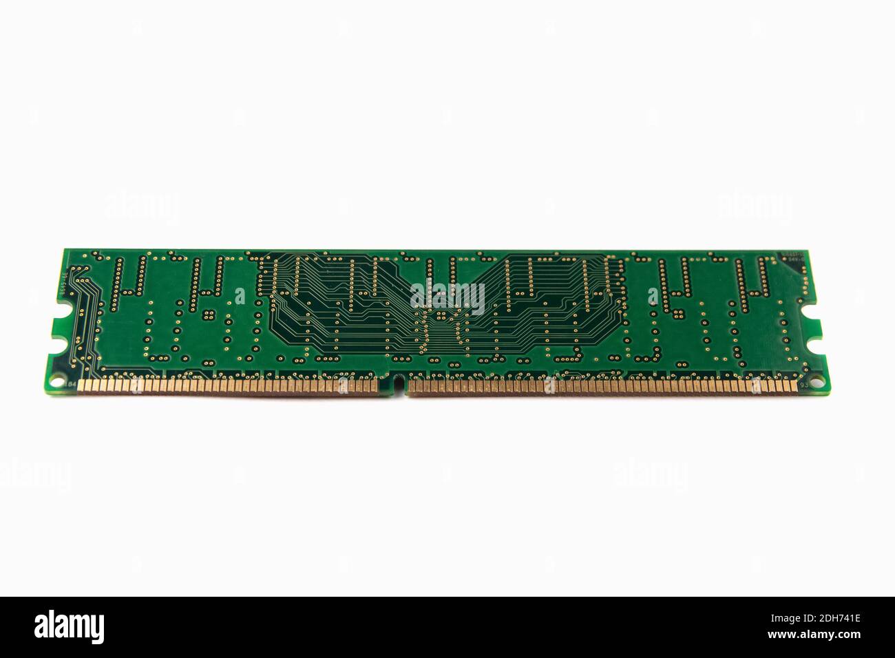 RAM per PC, isolata su bianco. Primo piano del modulo di memoria Foto Stock