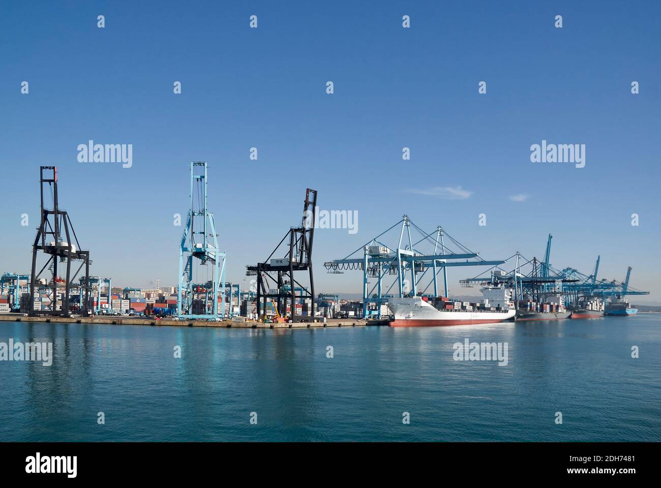 Gru di carico nel porto di Algeciras sulla costa di Cadice. Andalusia, Spagna. Giugno 2008 Foto Stock