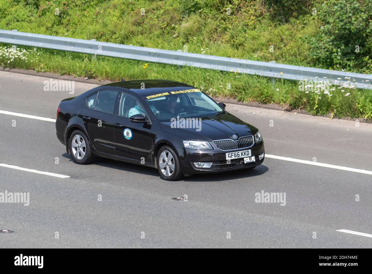 Streamline Taxi 2016 nero Škoda Octavia se L TDI; traffico veicolare, veicoli in movimento, auto, veicoli in circolazione su strade britanniche, motori, motori sulla rete stradale autostradale M6 per il Regno Unito Foto Stock