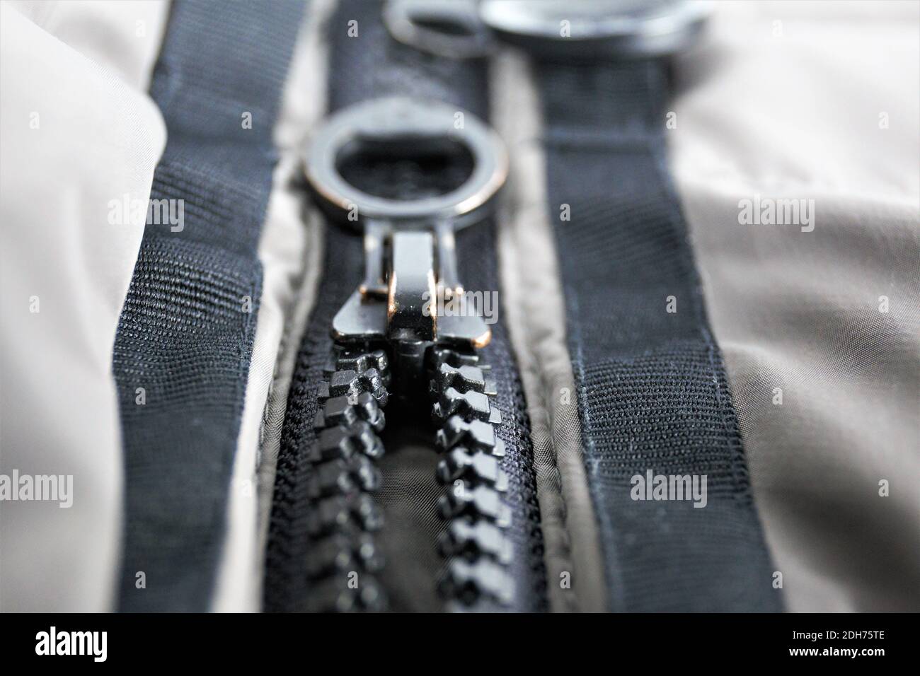 camicie colorate su appendiabiti in legno Foto Stock