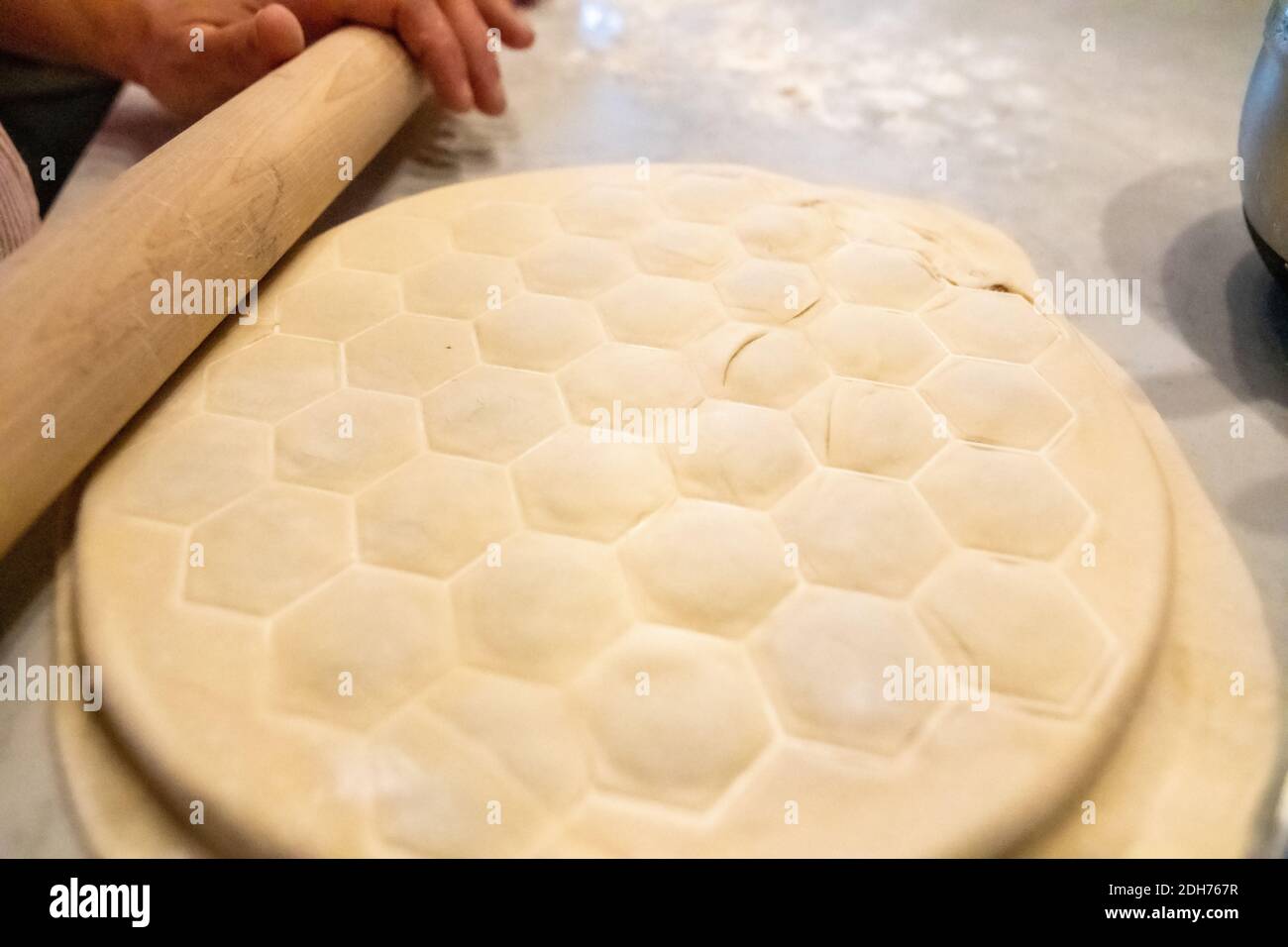 Il processo di fare gnocchi fatti in casa Foto Stock