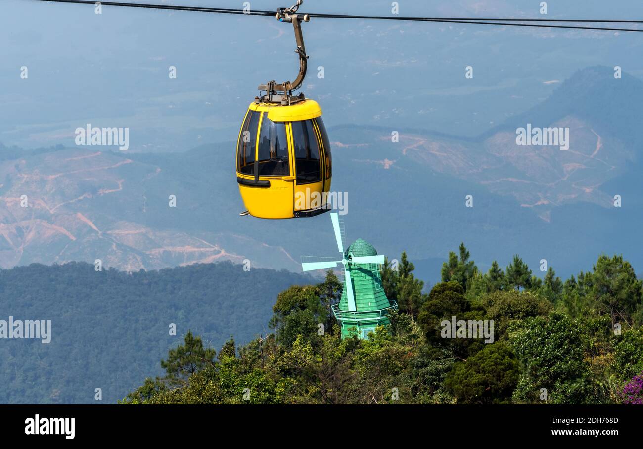 arco, architettura, asia, parco asiatico, ba na collina, ba na colline, sfondo, bana, bana collina, bella, blu, ponte, cavo, città, costruzione, da nang Foto Stock