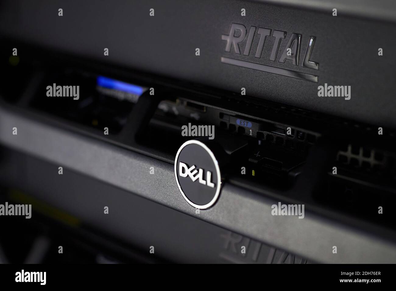 BERLINO, GERMANIA - DICEMBRE 2020: Cabinet e server Dell PowerEdge e Rittal enclosure.Network per applicazioni industriali complesse. Elemento Foto Stock