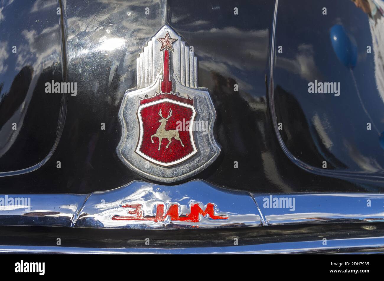 Logo sul cofano della vecchia ZIM auto sovietica (GAZ-12). Foto Stock