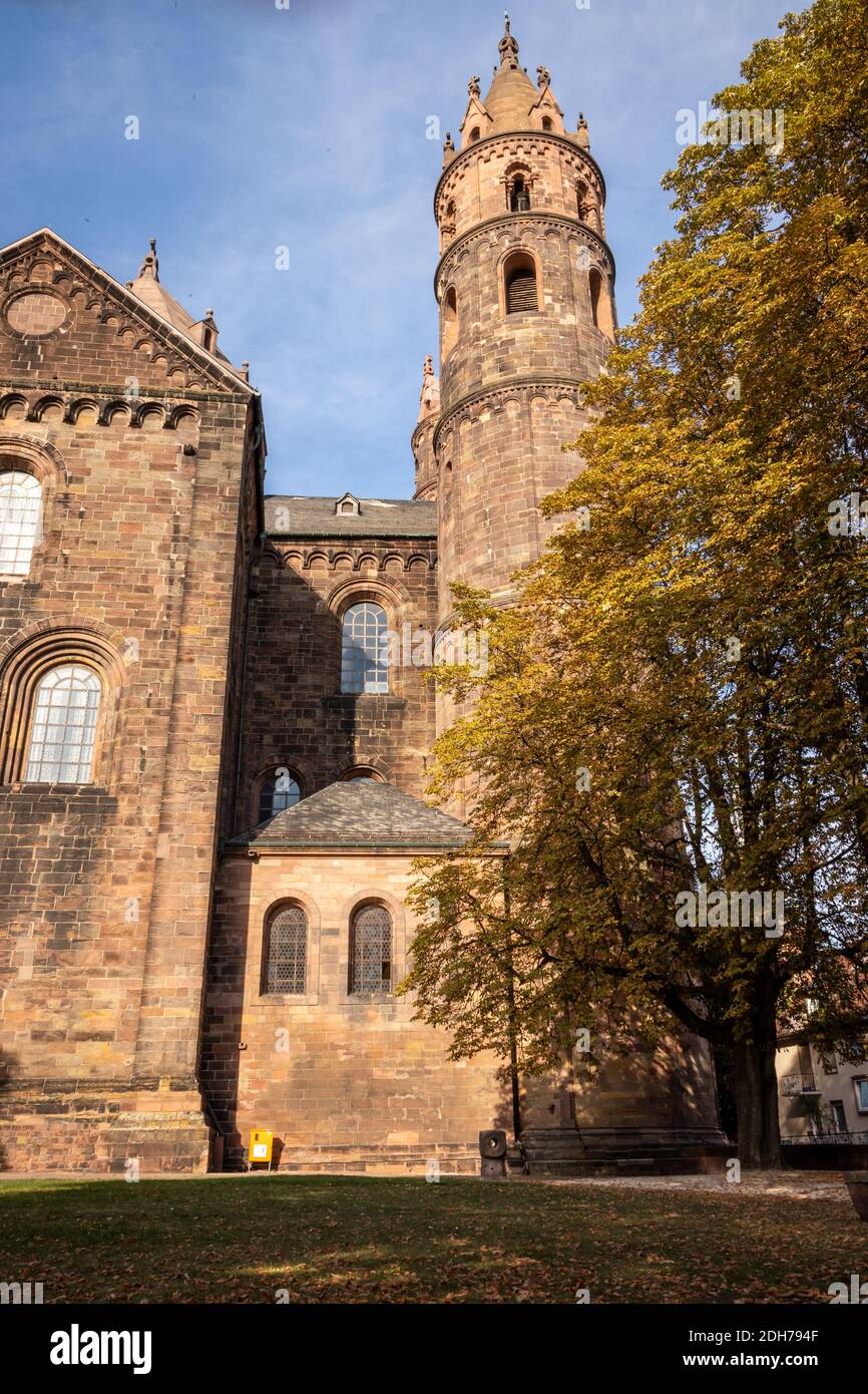 Torre nella Cattedrale di San Pietro a Worms, in Germania, in una soleggiata giornata estiva. Foto Stock
