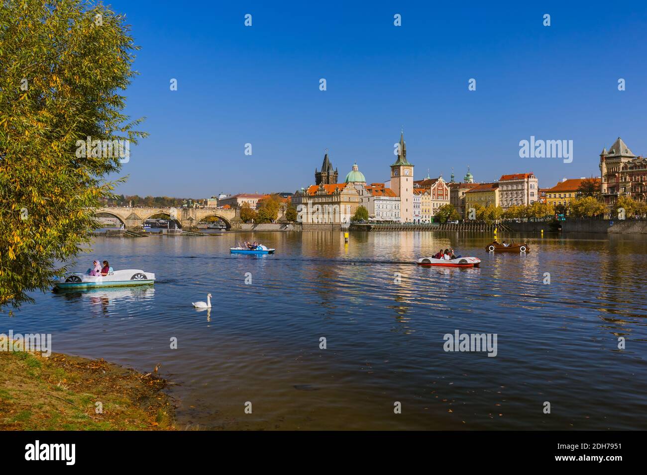 Praga, Repubblica Ceca - 17 ottobre 2017: Persone in barca sulla Moldava nel centro di Praga Foto Stock