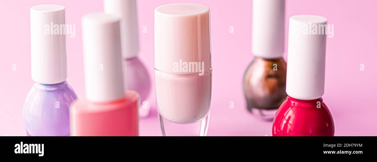 Bottigliette smalto su fondo rosa, marchio di bellezza Foto Stock