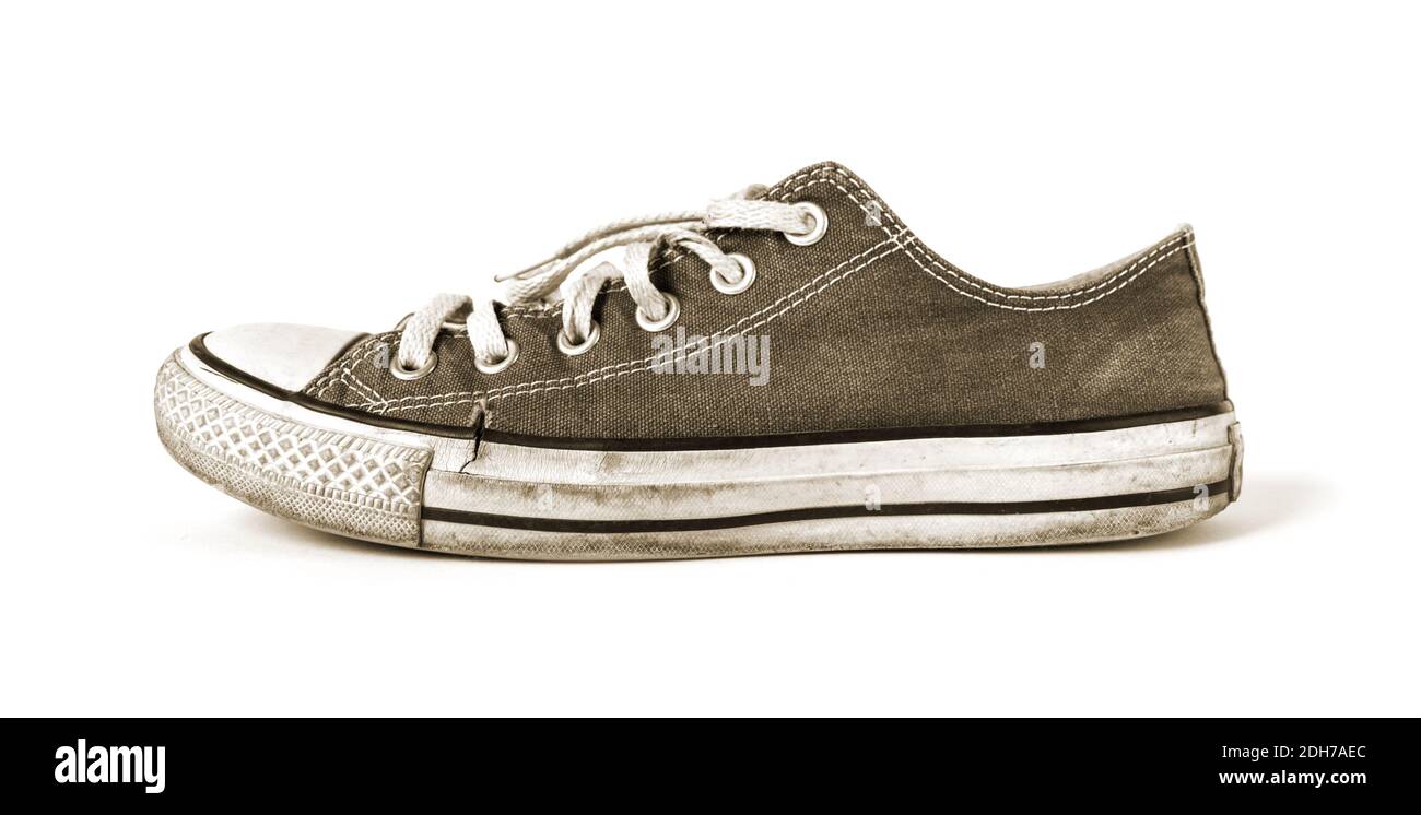 Vecchia sneaker nera isolata su sfondo bianco Foto Stock