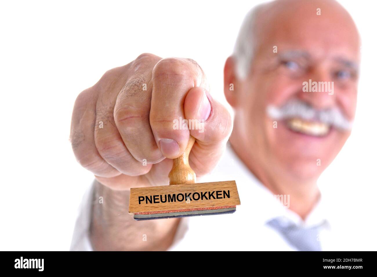 65, 70, Jahre, Mann hält Stempel in der Hand, Aufschrift: Pneumokken, Foto Stock