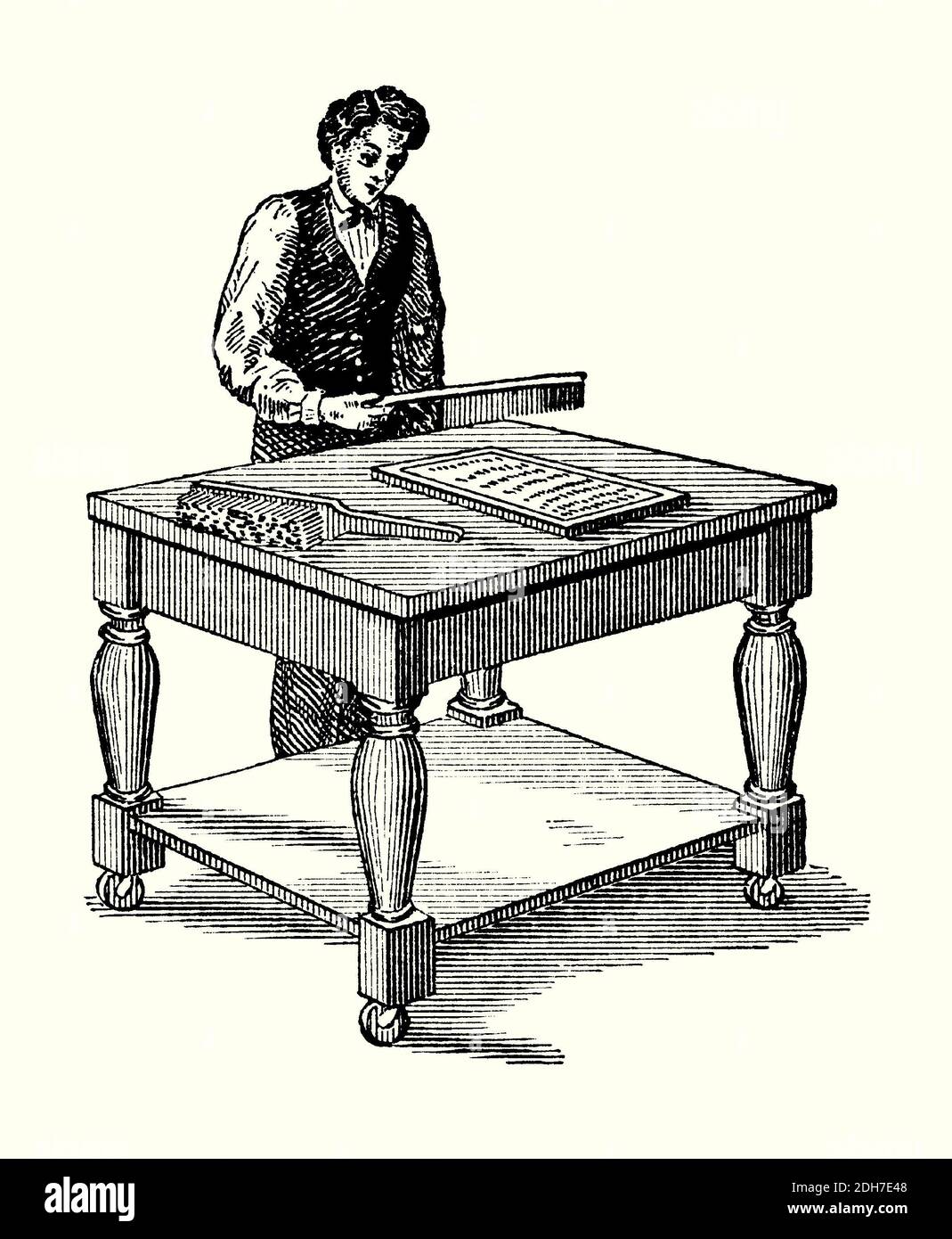 Una vecchia incisione di un lavoratore in un tavolo battente che fa stampi stereotipati (fiongs) nel 1800. E 'da un libro vittoriano del 1880. Qui un lavoratore pat giù (batte) gli strati umidi di carta all'interno del vassoio di ferro che contiene una pagina di tipo. Nella stampa, uno stereotipo (stereoplacchetta o stereo) è una lastra solida di metallo tipo (forma), colata in metallo caldo da uno stampo di cartapesta o gesso (mâché) con l'impronta delle lettere di tipo sulla sua superficie. La forma è stata utilizzata sulla macchina da stampa. La carta mâché‘( ‘masticata’, ‘mimpulsata’ o «schiacciata») è costituita da pezzi di carta rilegati con un adesivo. Foto Stock