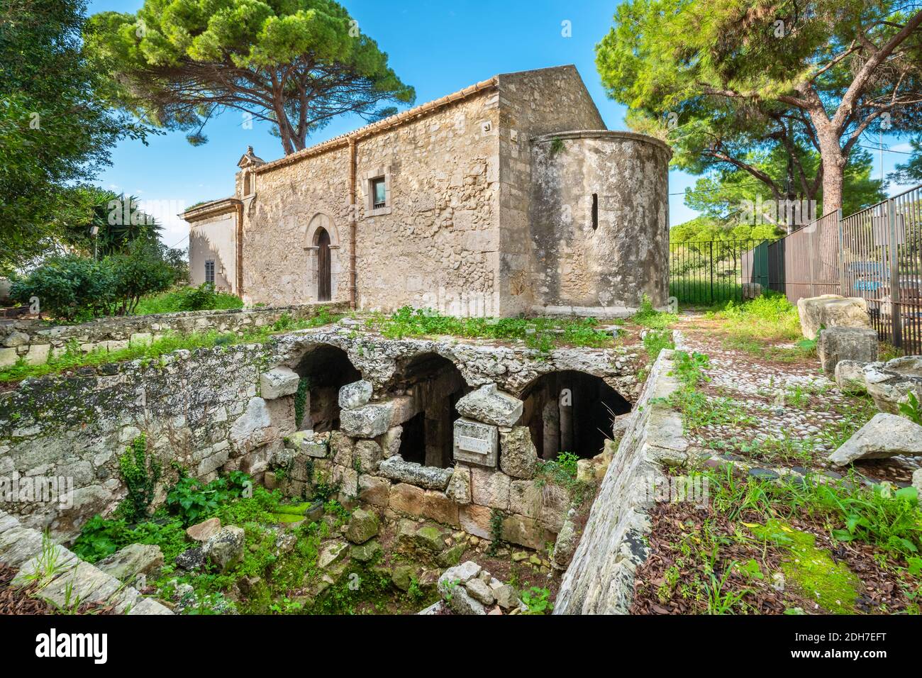 Piscina romana (piscina Romana) e Basilica normanna San Nicolo a Siracusa. Sicilia, Italia Foto Stock