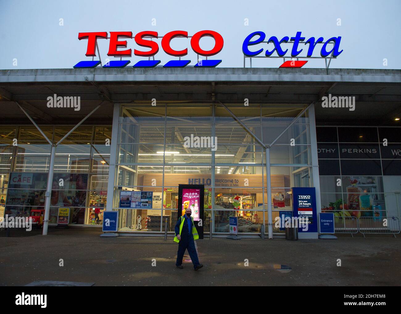 Glasgow, Scozia, Regno Unito. 10 dicembre 2020. Nella foto: Il presidente DEL TESCO ha ammesso di aver immagazzinato beni a lunga durata in preparazione di possibili interruzioni dell’offerta alla fine del periodo di transizione della Brexit. A poche ore di parola prima della scadenza di PM Boris Johnson a Bruxelles per gli ultimi negoziati commerciali, John Allan non è stato in grado di escludere la possibilità di carenze temporanee in alcuni alimenti freschi a partire dal 1° gennaio, ma ha aggiunto che dovrebbero essere solo per un "periodo limitato". Credit: Colin Fisher/Alamy Live News Foto Stock