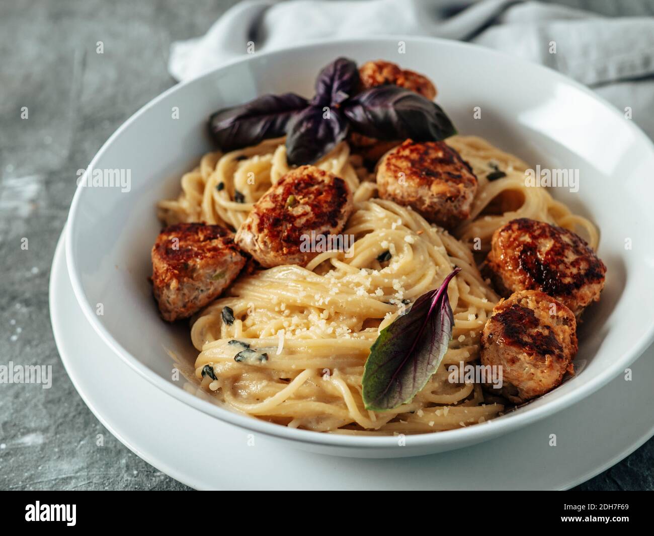 Polpette di parmigiano con pasta Carbonara Foto Stock