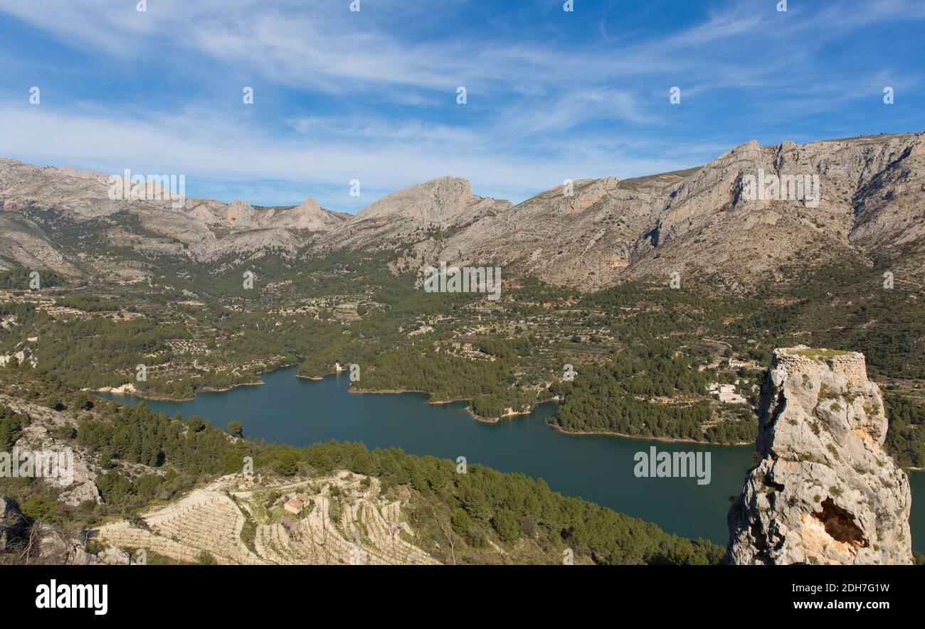 Guadalest Spagna bellissima vista verso il lago e le montagne Alicante Foto Stock