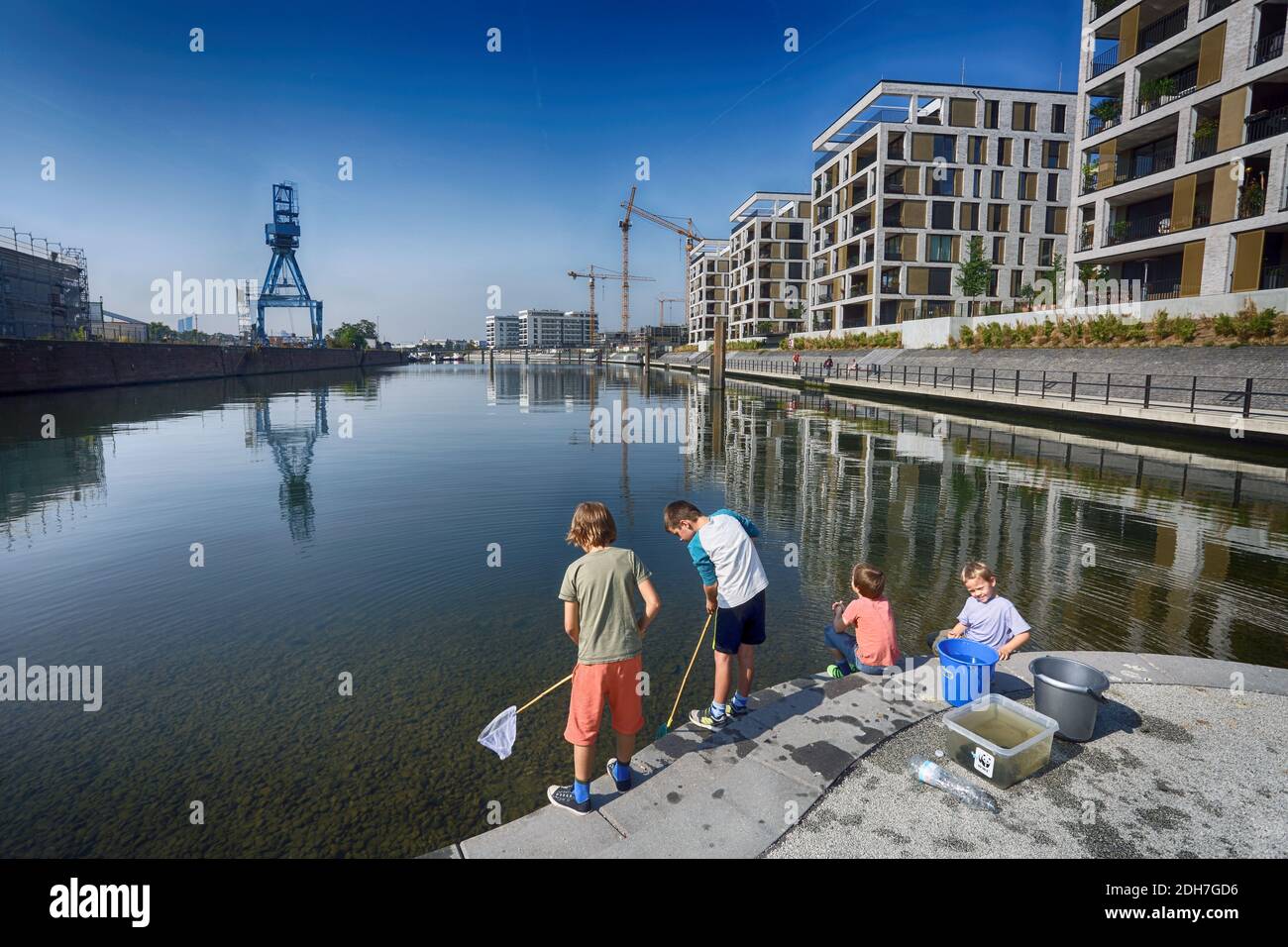 Germania / Offenbach / Eastend / isola nel porto di Offenbach, è in fase di creazione un nuovo quartiere della città, i bambini che giocano all'Hafeninsel di Offenbach. Foto Stock