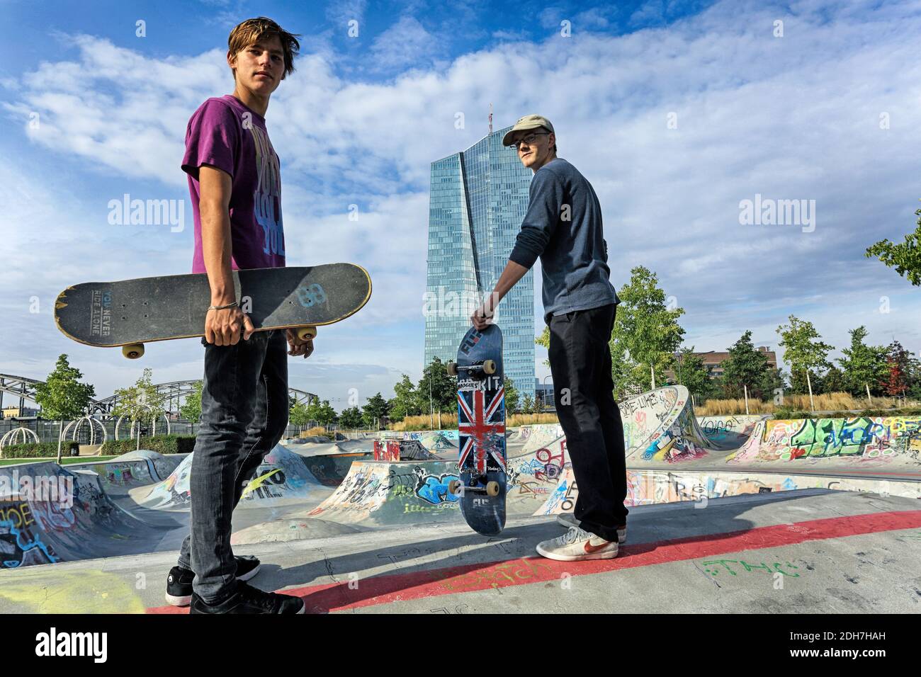 Due giovani con i loro skateboard presso lo skatepark vicino alla sede della Banca Centrale europea Frankfurt am Main, Hessen, Germania. Foto Stock