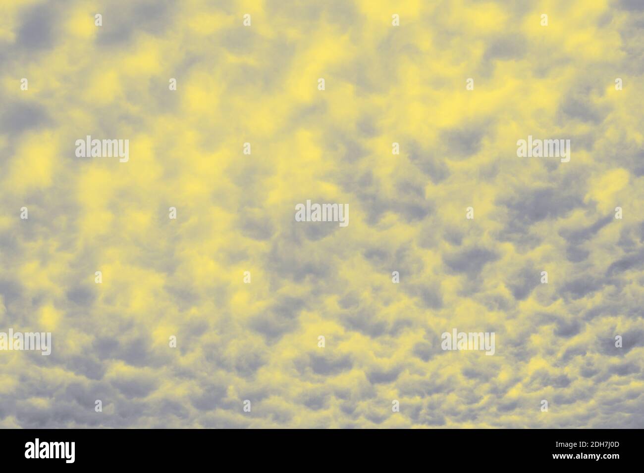 Sfondo cielo nuvoloso di colore giallo illuminante e grigio estremo dell'anno 2021. Texture morbida. Foto Stock