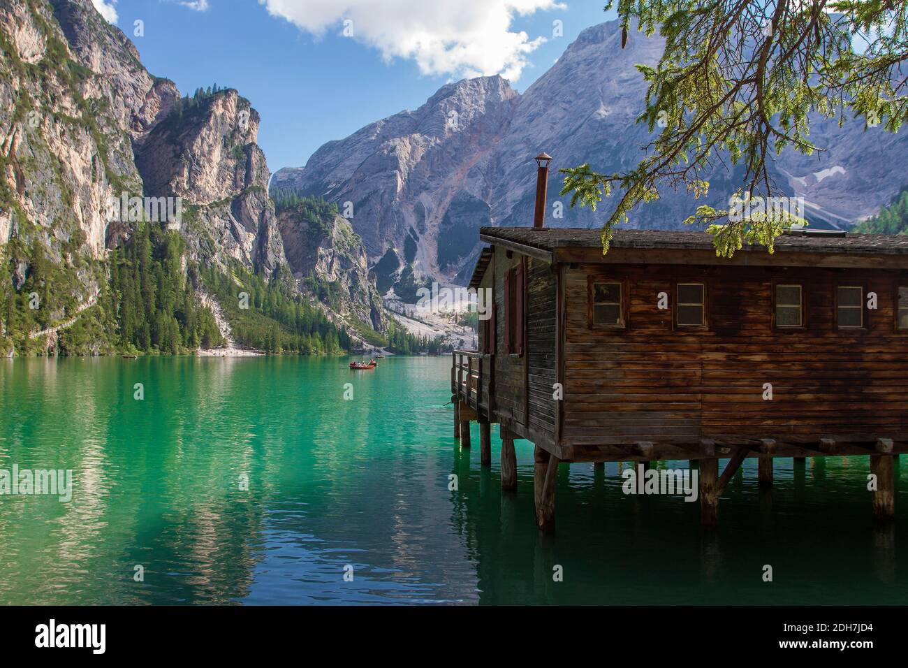 Vista sul lago Braies nelle Dolomiti durante il estate Foto Stock