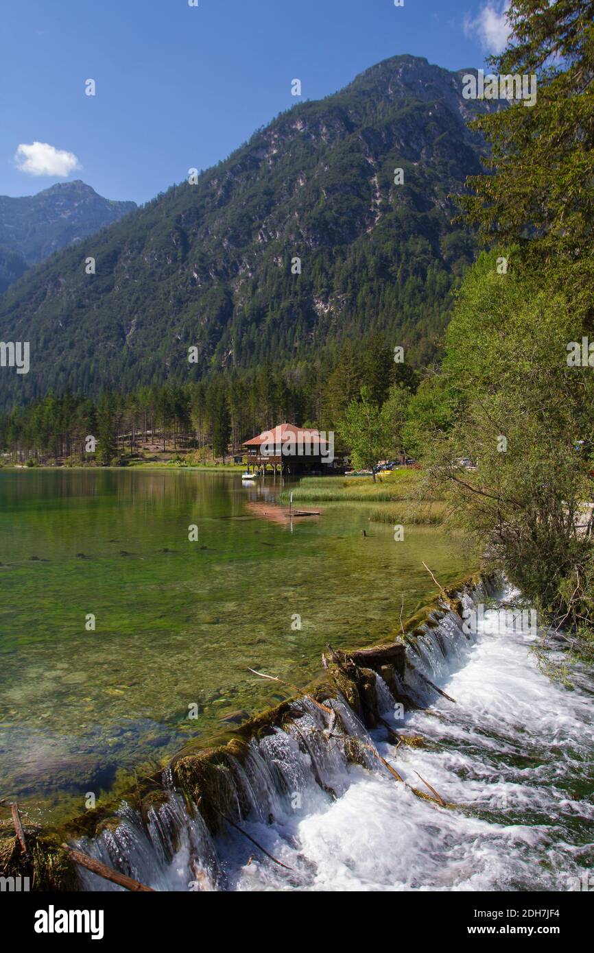 Vista sul lago di Dobbiaco nelle Dolomiti Foto Stock