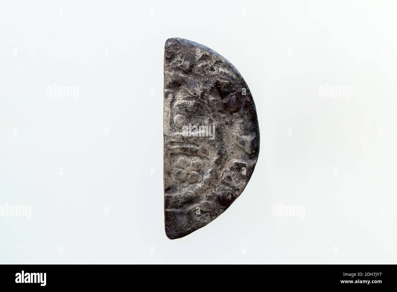Argento taglio a croce corto mezzo centesimo inglese moneta martellato di Re Enrico II del 12 ° secolo datato circa 1180- 1189 condati in Londra Inghilterra isolato Foto Stock