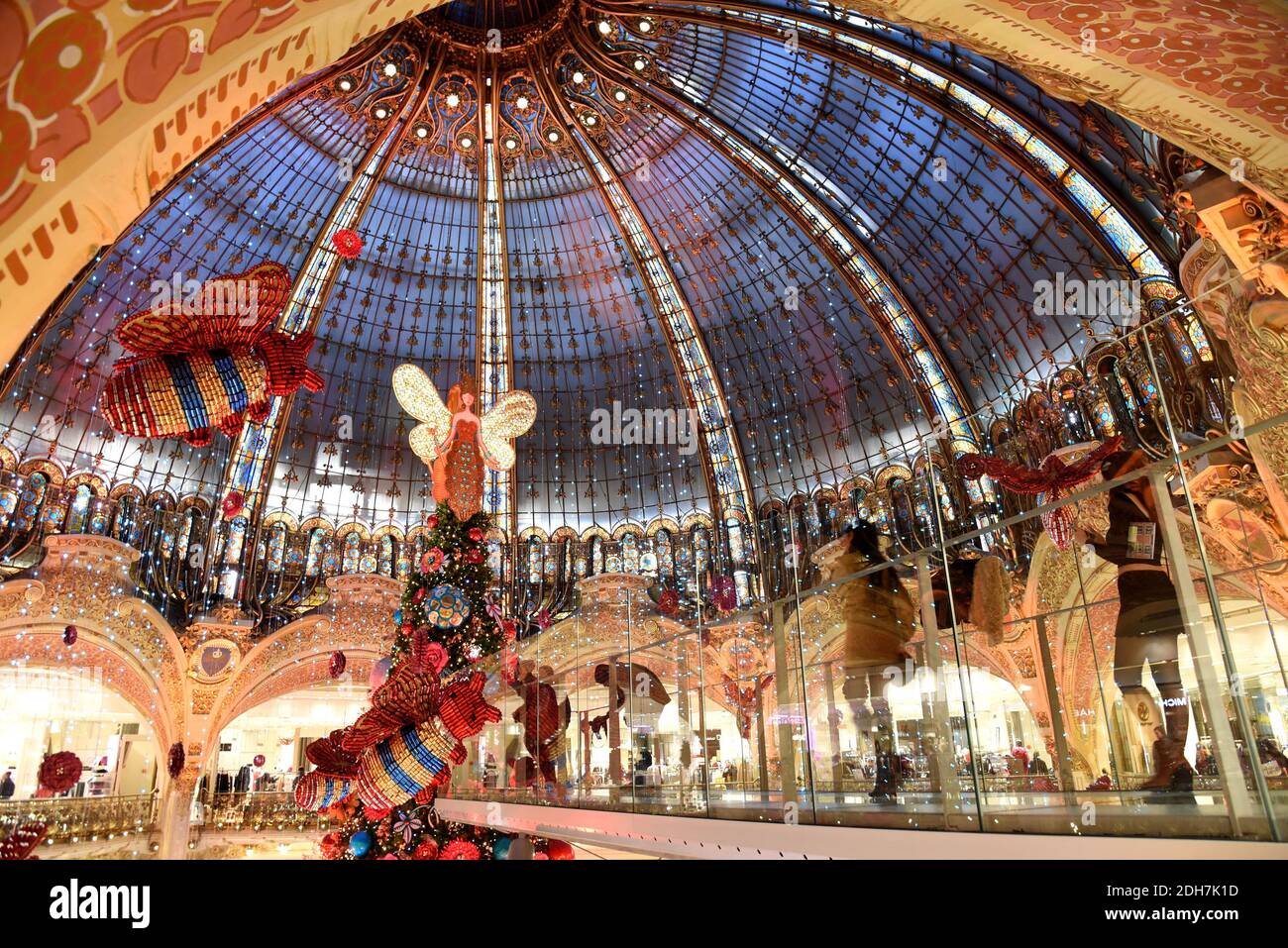 Decorazioni natalizie alle Galeries Lafayette Haussmann a Parigi, Francia, il 9 dicembre 2019. I turisti sono venuti ad ammirare le decorazioni natalizie e il lig Foto Stock