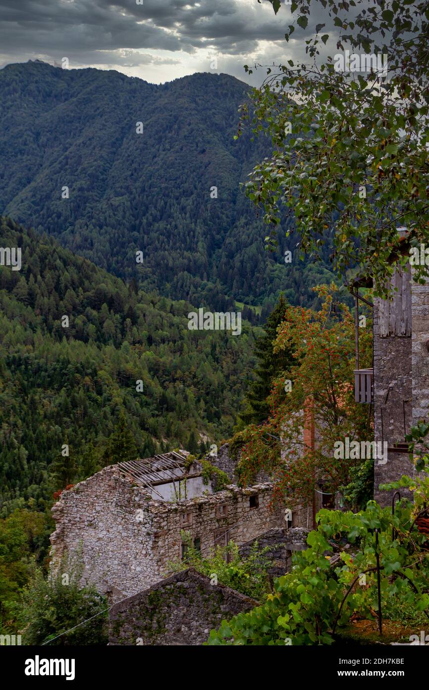 Vista del vecchio e rovinato villaggio di Casso situato Sopra la diga di Vajont. Questo villaggio è stato gravemente danneggiato dal Disastro della diga di Vajont Foto Stock