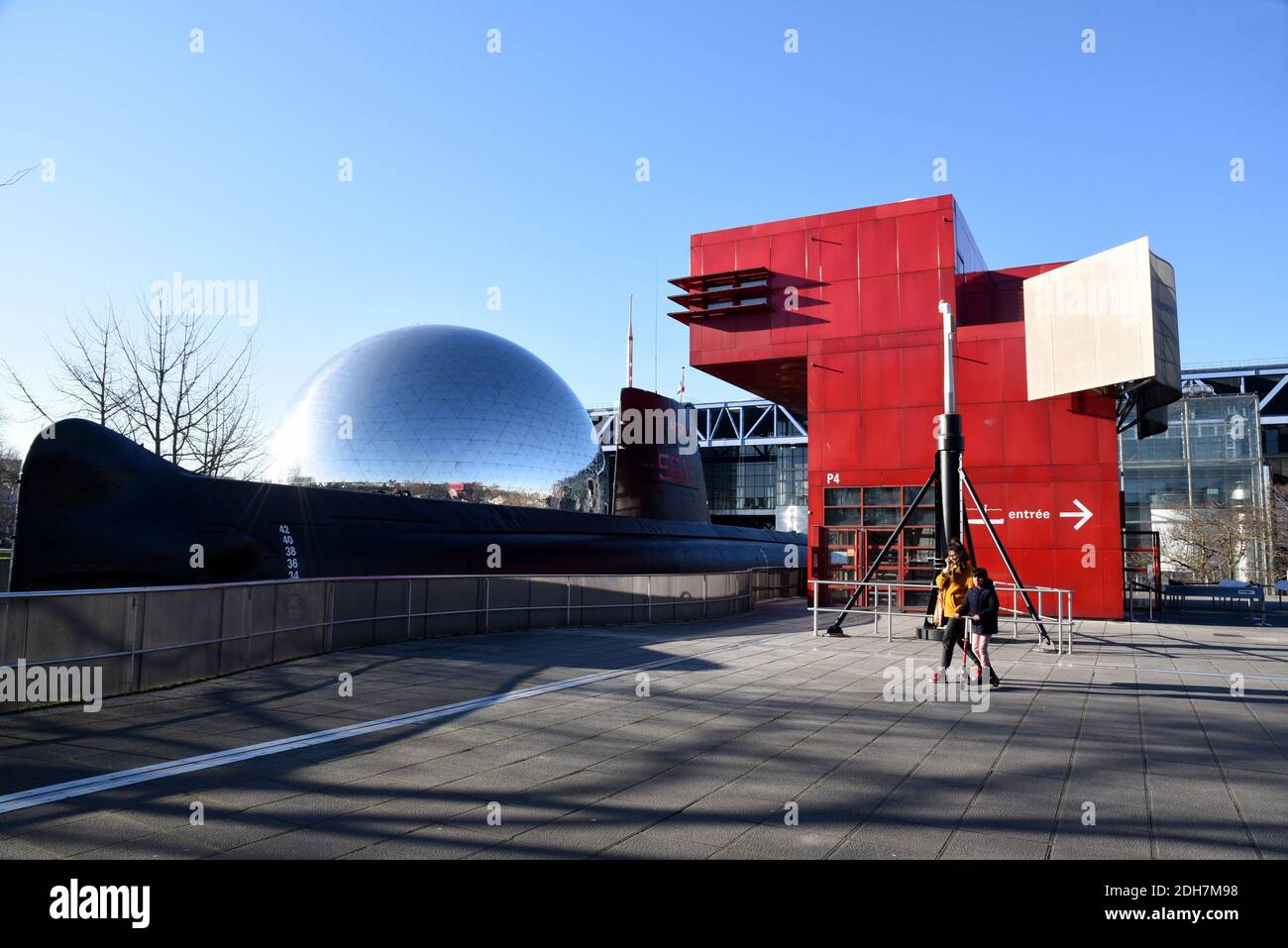 Parigi (Francia): LÕArgonaute S636, un sottomarino militare smantellato di 50 metri di lunghezza davanti alla Cité des Sciences et de l'Industrie (Città della Scienza) Foto Stock