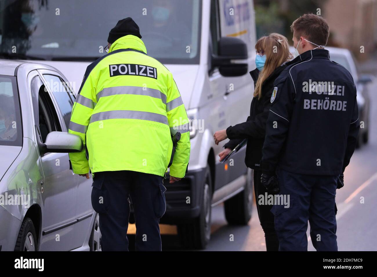 09 dicembre 2020, Sassonia, Berggießhübel Hellendorf: Polizia federale e ufficio dell'ordine pubblico ispezionano i conducenti. Foto: Tino Plunert/dpa-Zentralbild/ZB Foto Stock