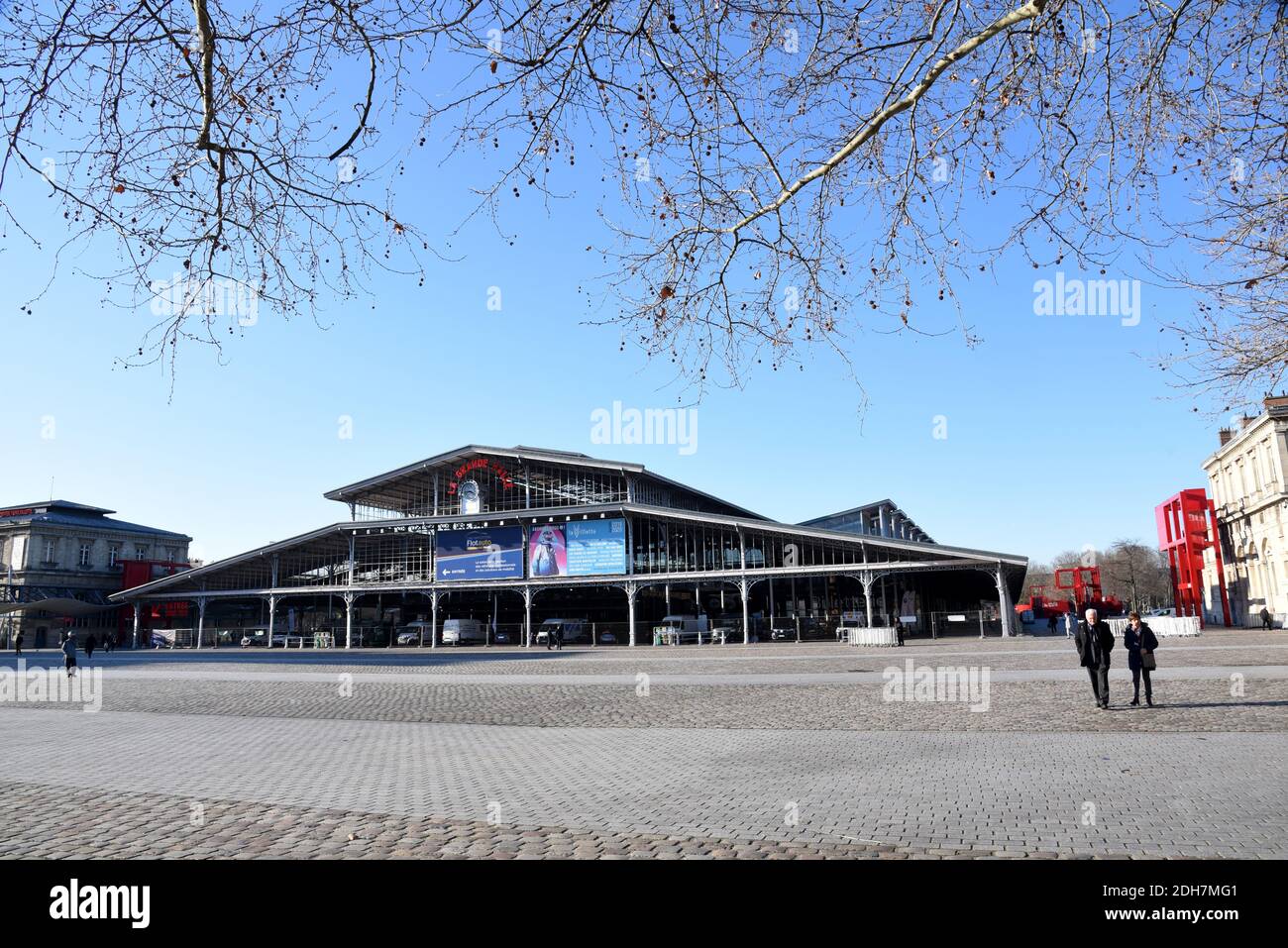 Parigi (Francia): La "Grande halle de la Villette", sede di fiere ed eventi culturali nella piazza "Place de la Fontaine-aux-Lions", nel XIX arrondissement Foto Stock