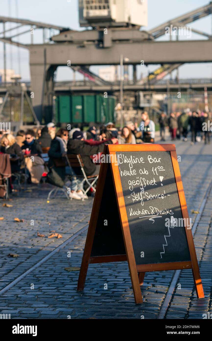 Germania, Assia, Francoforte, segno Skyline Bar e Bar Osten con gli ospiti in background . Foto Stock