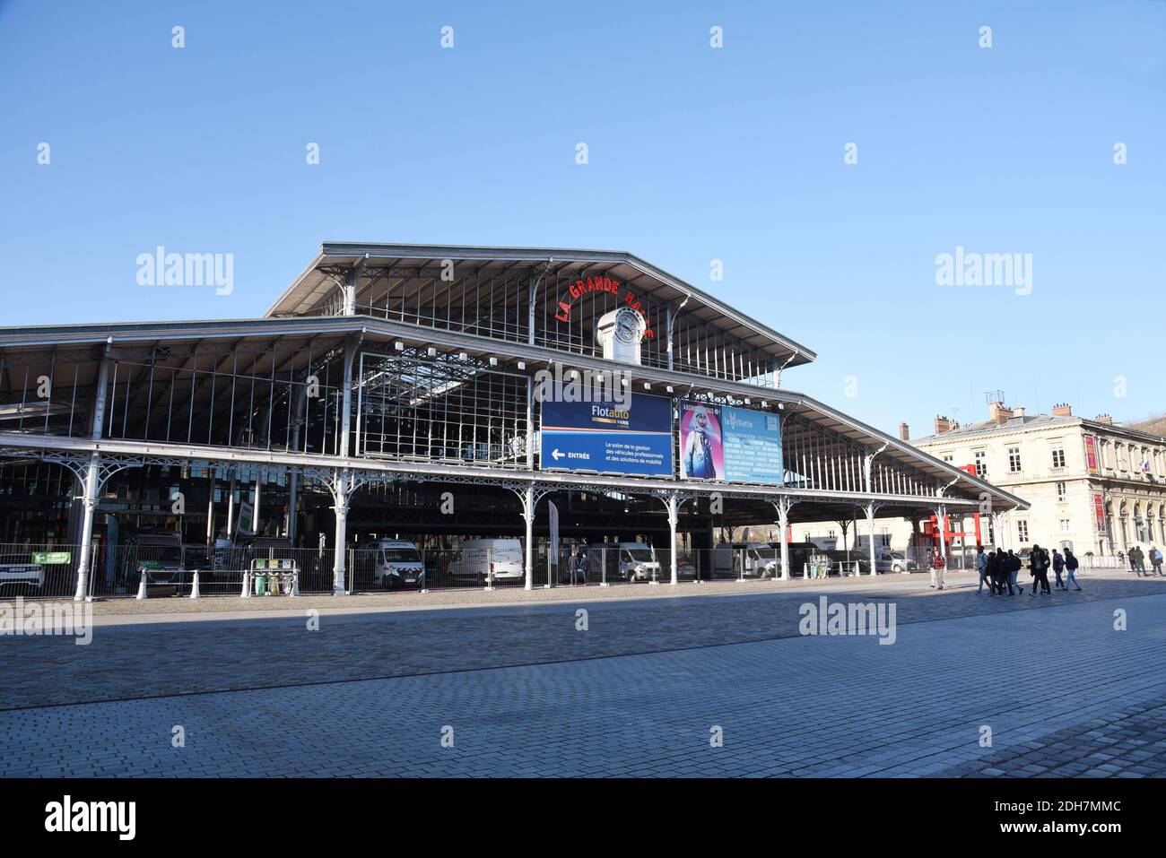 Parigi (Francia): La "Grande halle de la Villette", sede di fiere ed eventi culturali nella piazza "Place de la Fontaine-aux-Lions", nel XIX arrondissement Foto Stock