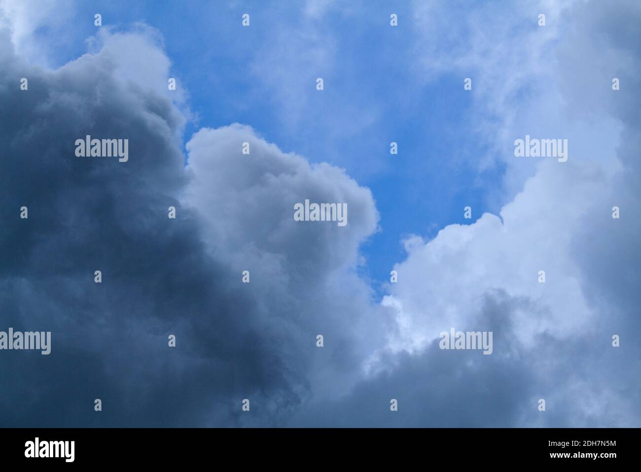 Cielo con nuvole scure e bianche Foto Stock