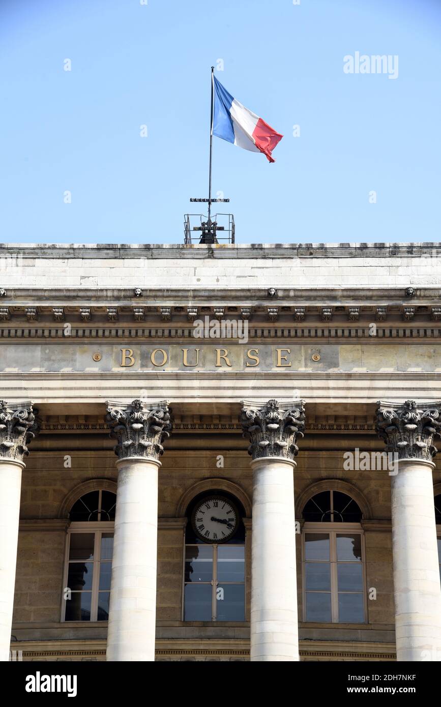 Parigi (Francia): Palais Brongniart, ex Borsa di Parigi, con bandiera  tricolore francese Foto stock - Alamy