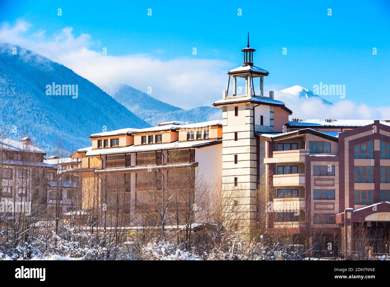 Case e montagne di neve panorama nella stazione sciistica bulgara Bansko Foto Stock