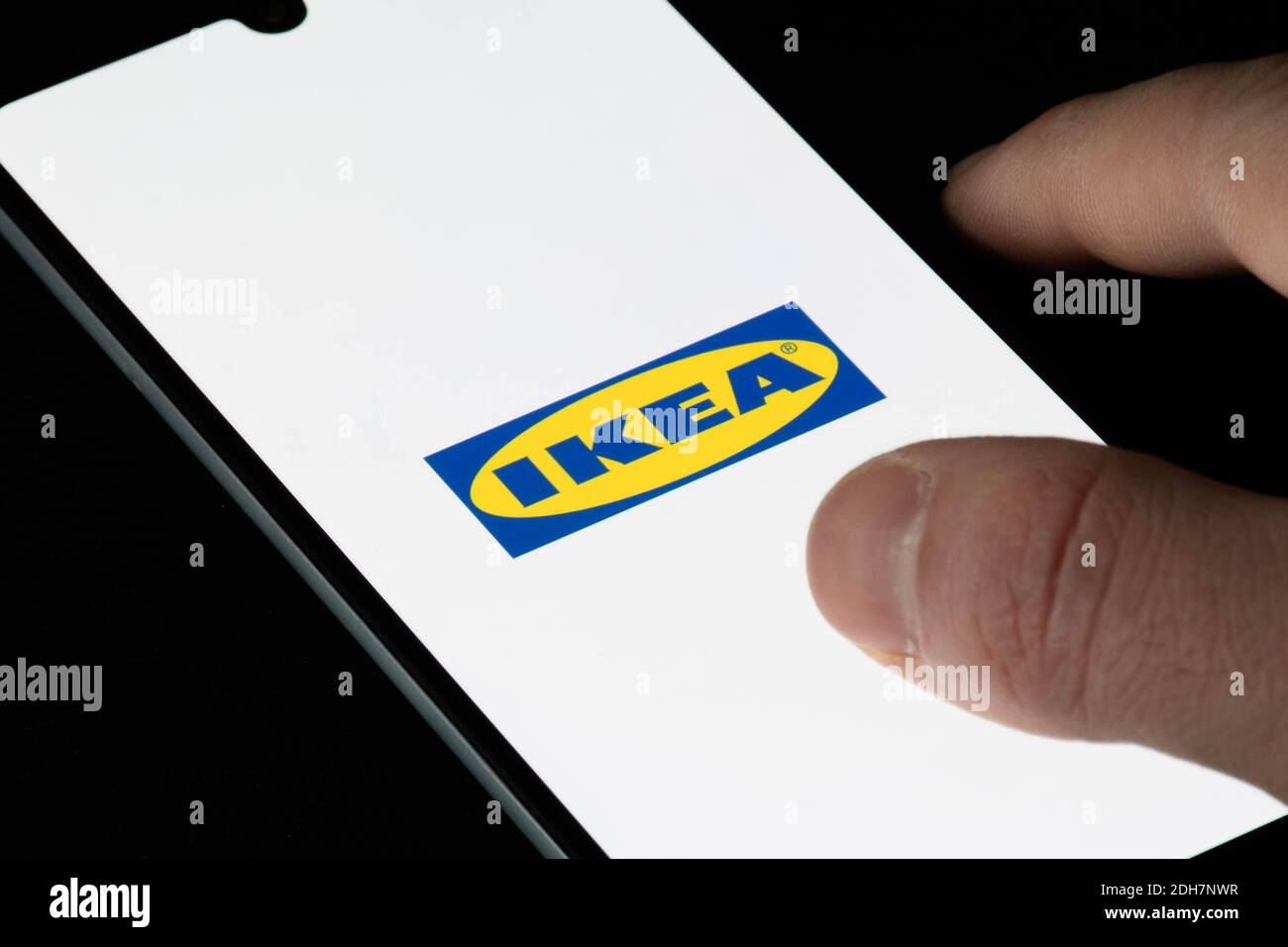App IKEA sullo smartphone o sul dispositivo con le dita o con la mano. IKEA ha deciso di interrompere la stampa e la pubblicazione di cataloghi, cataloghi o brochure Foto Stock