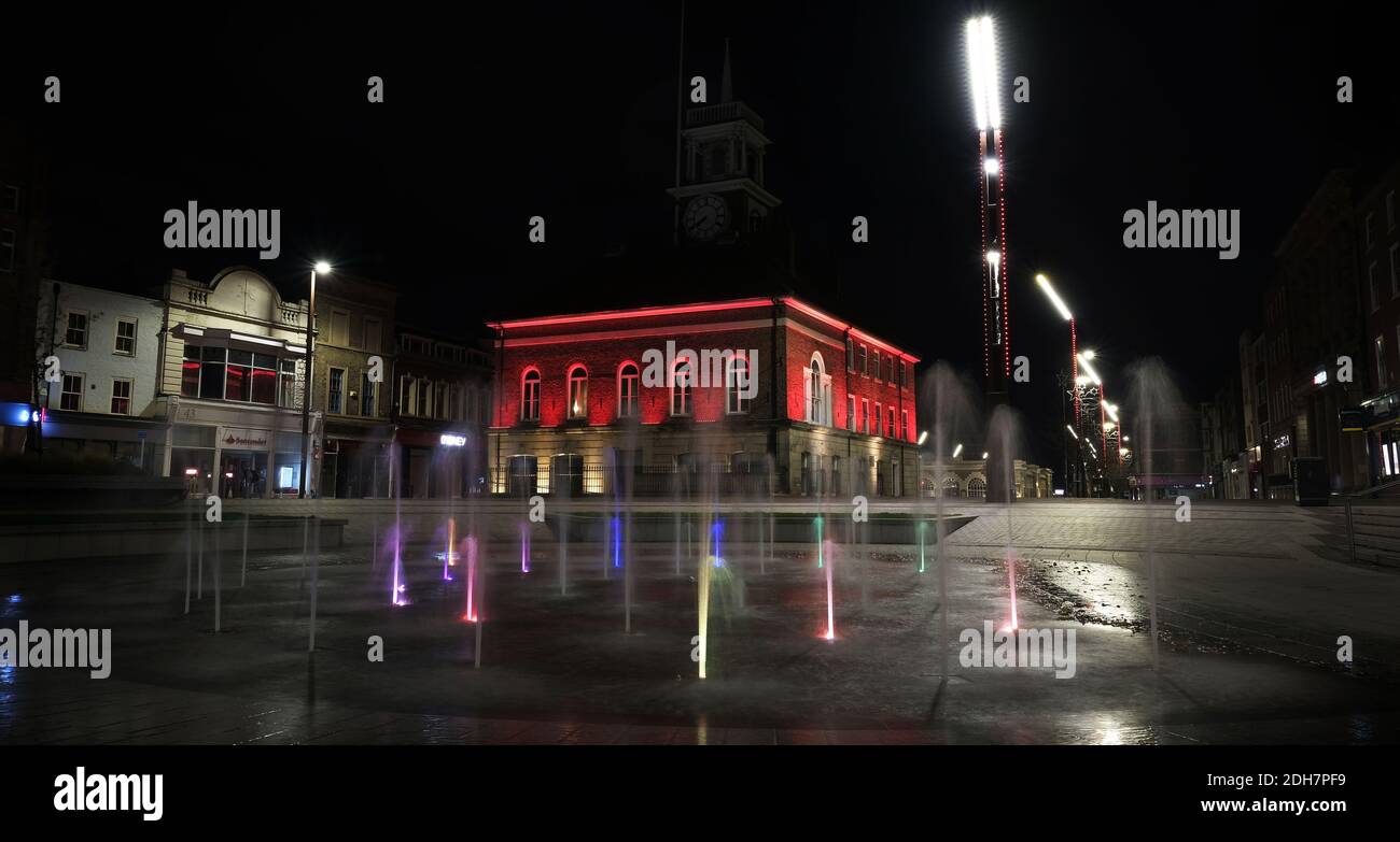 I punti di riferimento di Teesside si sono trasformati in rosso per segnare il giorno della memoria.Stockton Town Sala Foto Stock