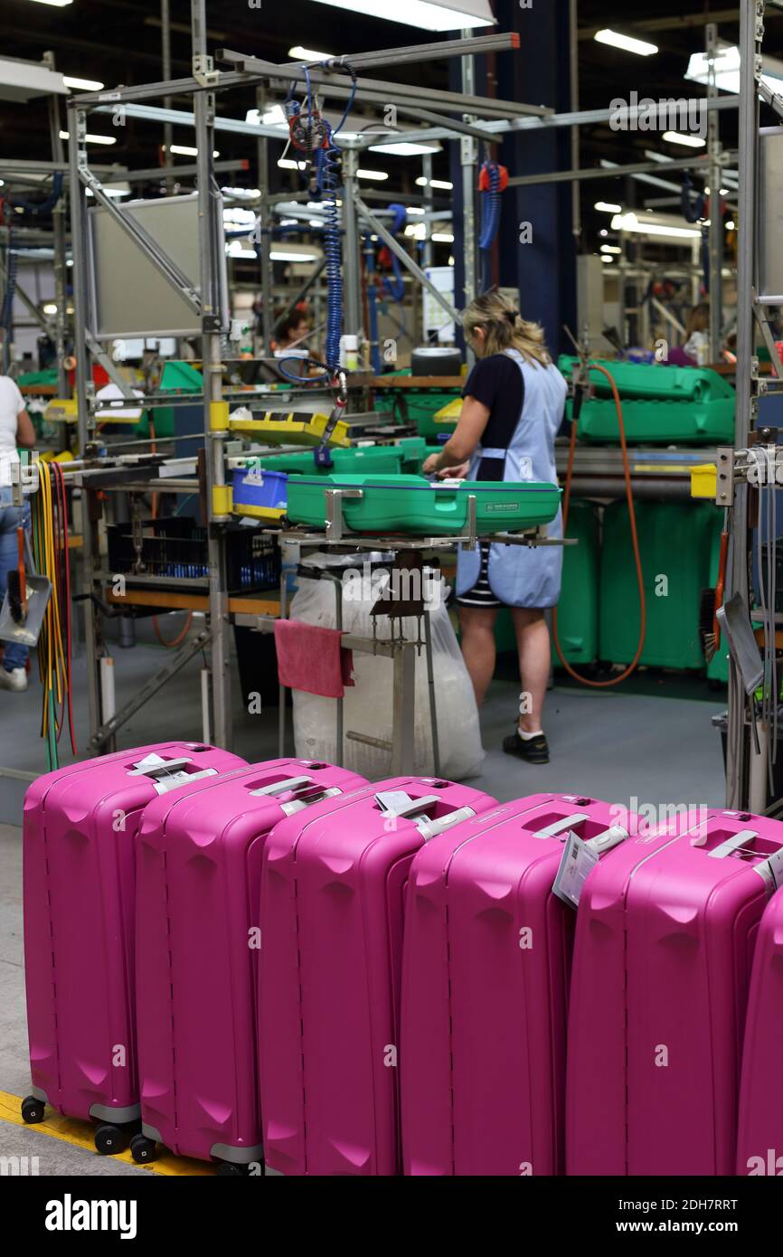 Lavoratrici nello stabilimento di assemblaggio di Samsonite a Oudenaarde, Belgio. Foto Stock