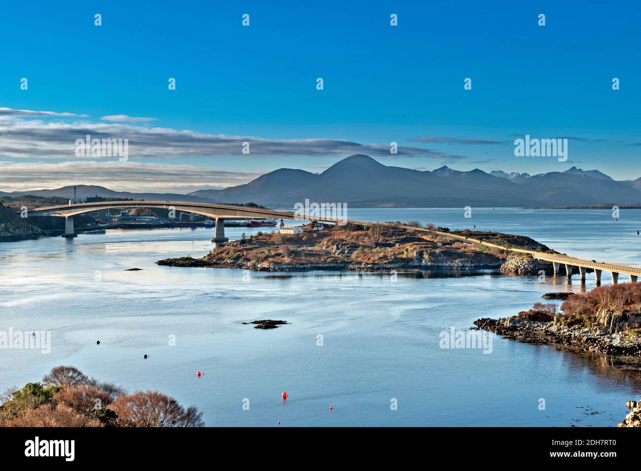 SKYE BRIDGE ROSS-SHIRE SCOTLAND VISTA SU ROAD BRIDGE IL NERO CUILLIN IN LONTANANZA Foto Stock