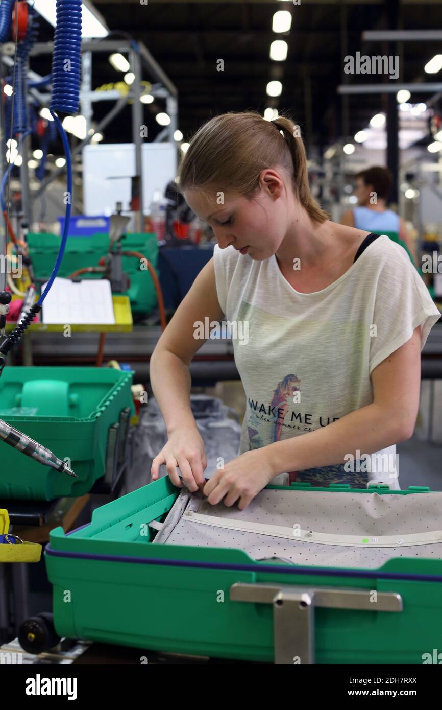 Lavoratrici nello stabilimento di assemblaggio di Samsonite a Oudenaarde, Belgio. Foto Stock